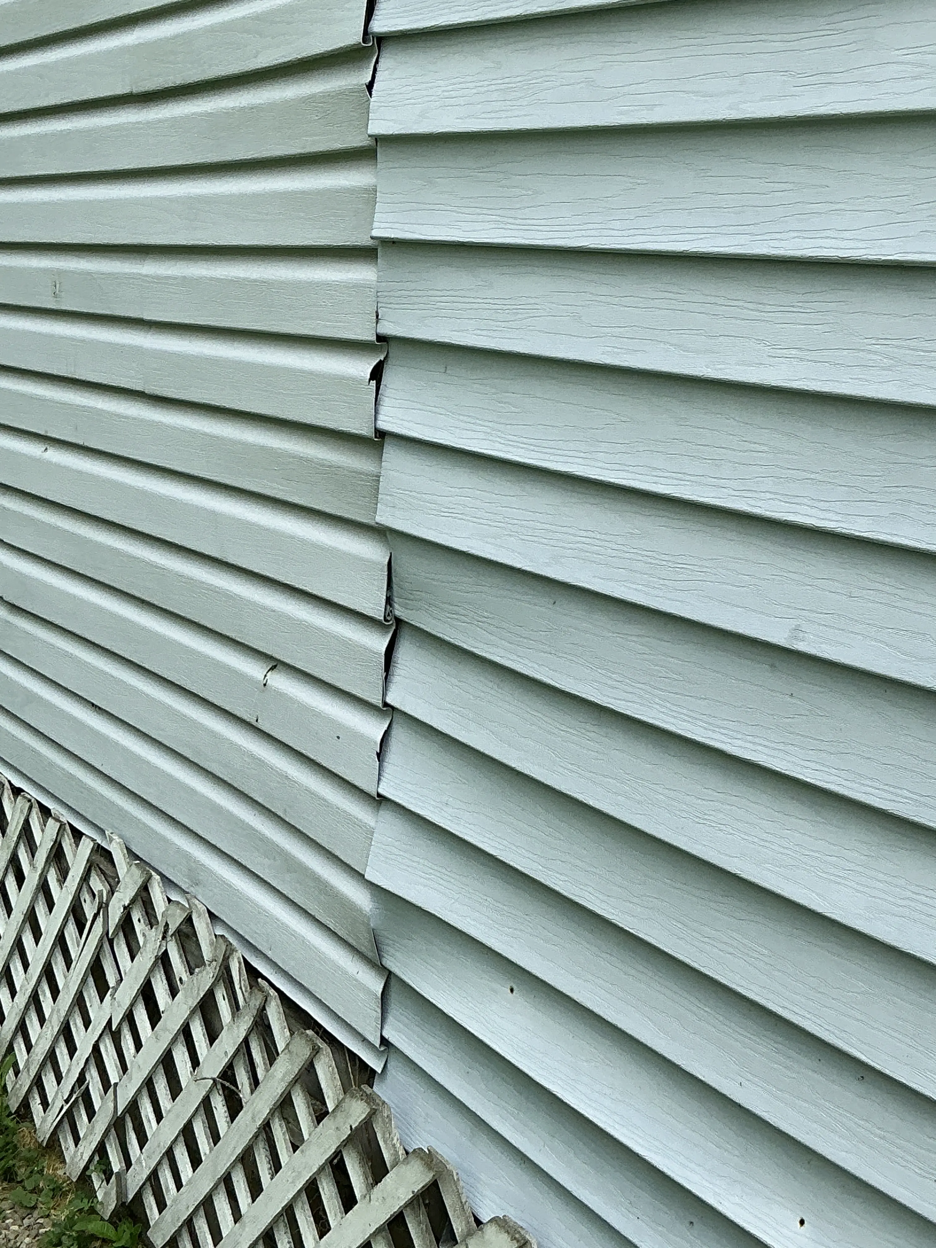 Gaps and improper overlapping along vertical siding seam on home exterior. 2026-08-31