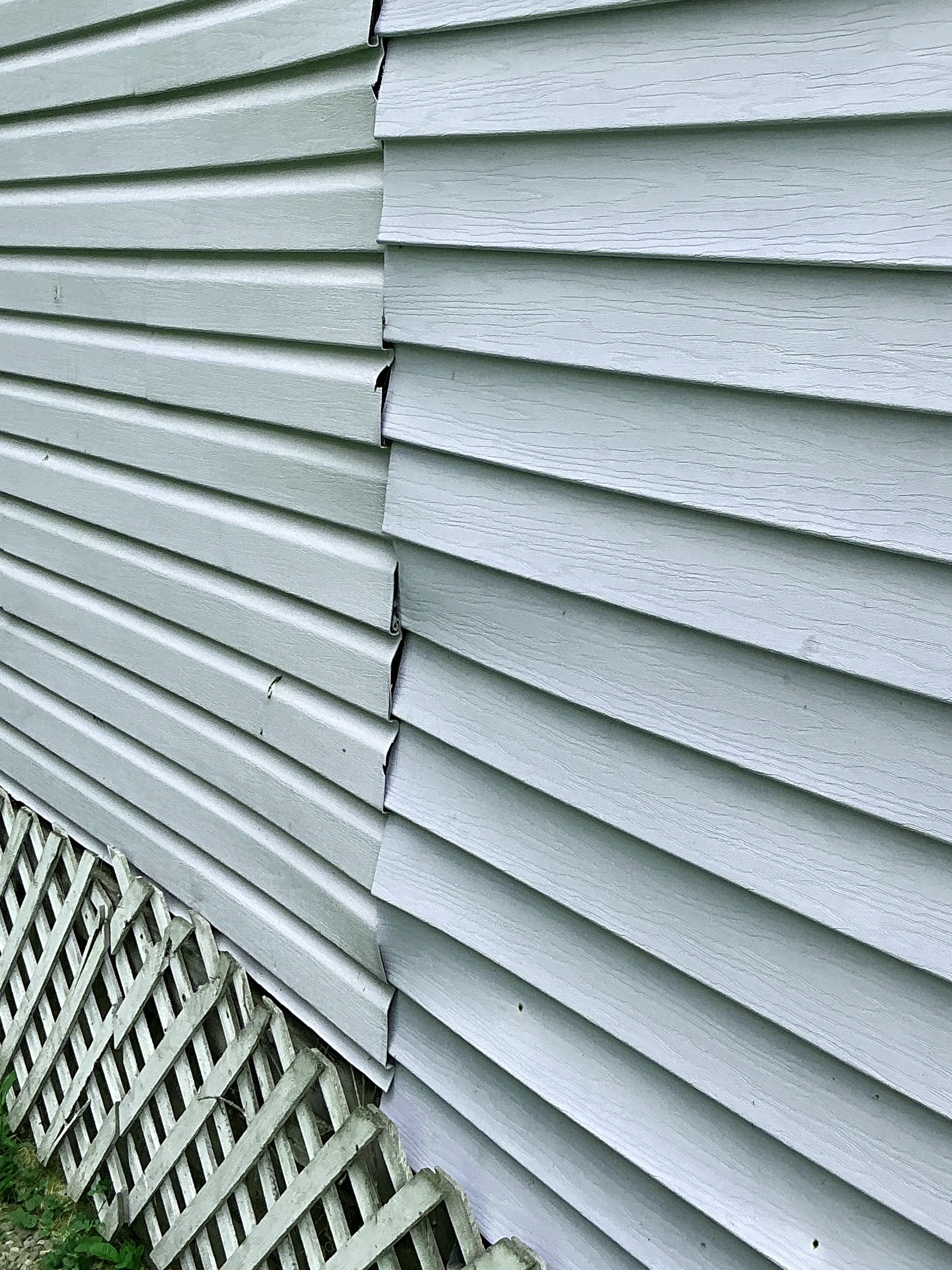 Gaps and improper overlapping along vertical siding seam on home exterior. 2026-08-30